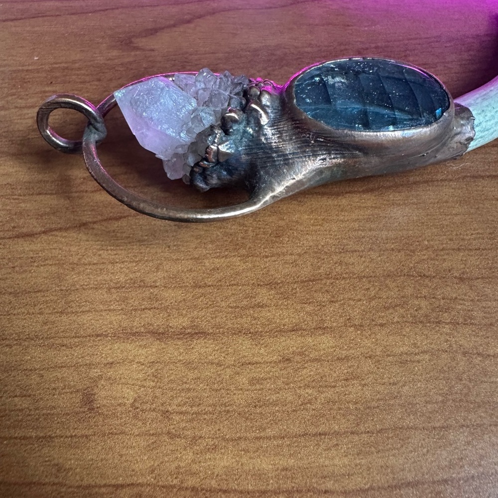 Stunning and Massive Crystal and Labradorite Copper Pendant with genuine antler - Picture 5 of 7